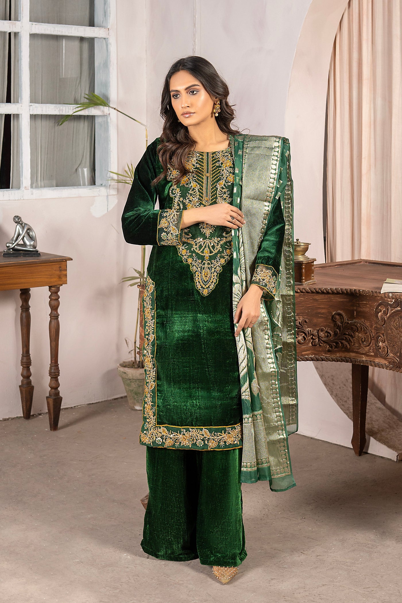 Rang-e-Narm embroidered |velvet Pret