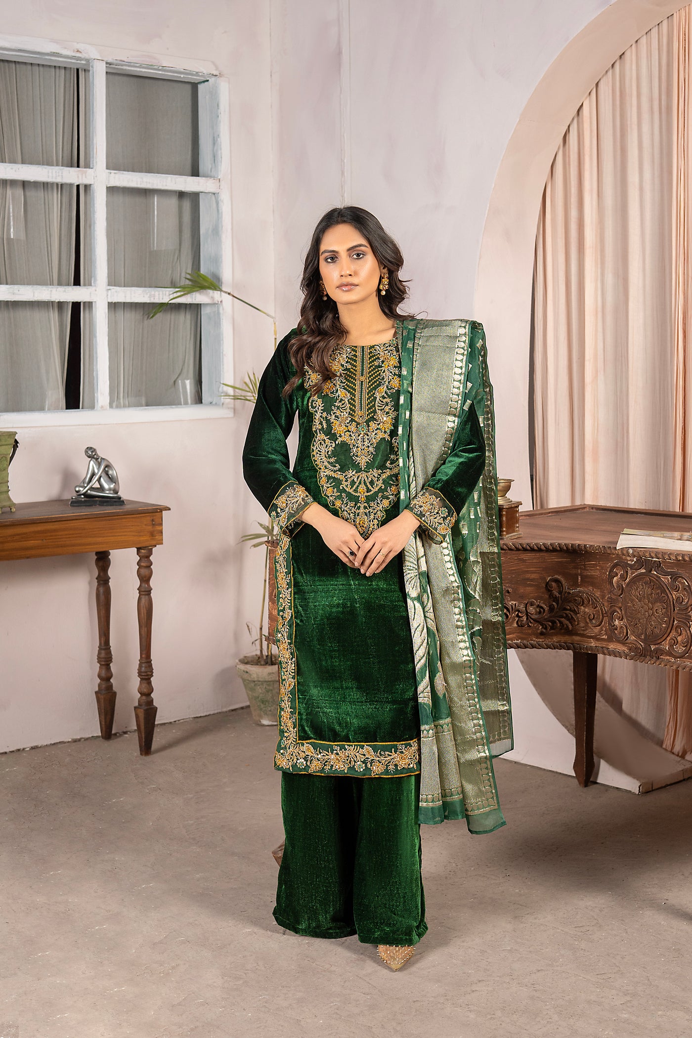 Rang-e-Narm embroidered |velvet Pret