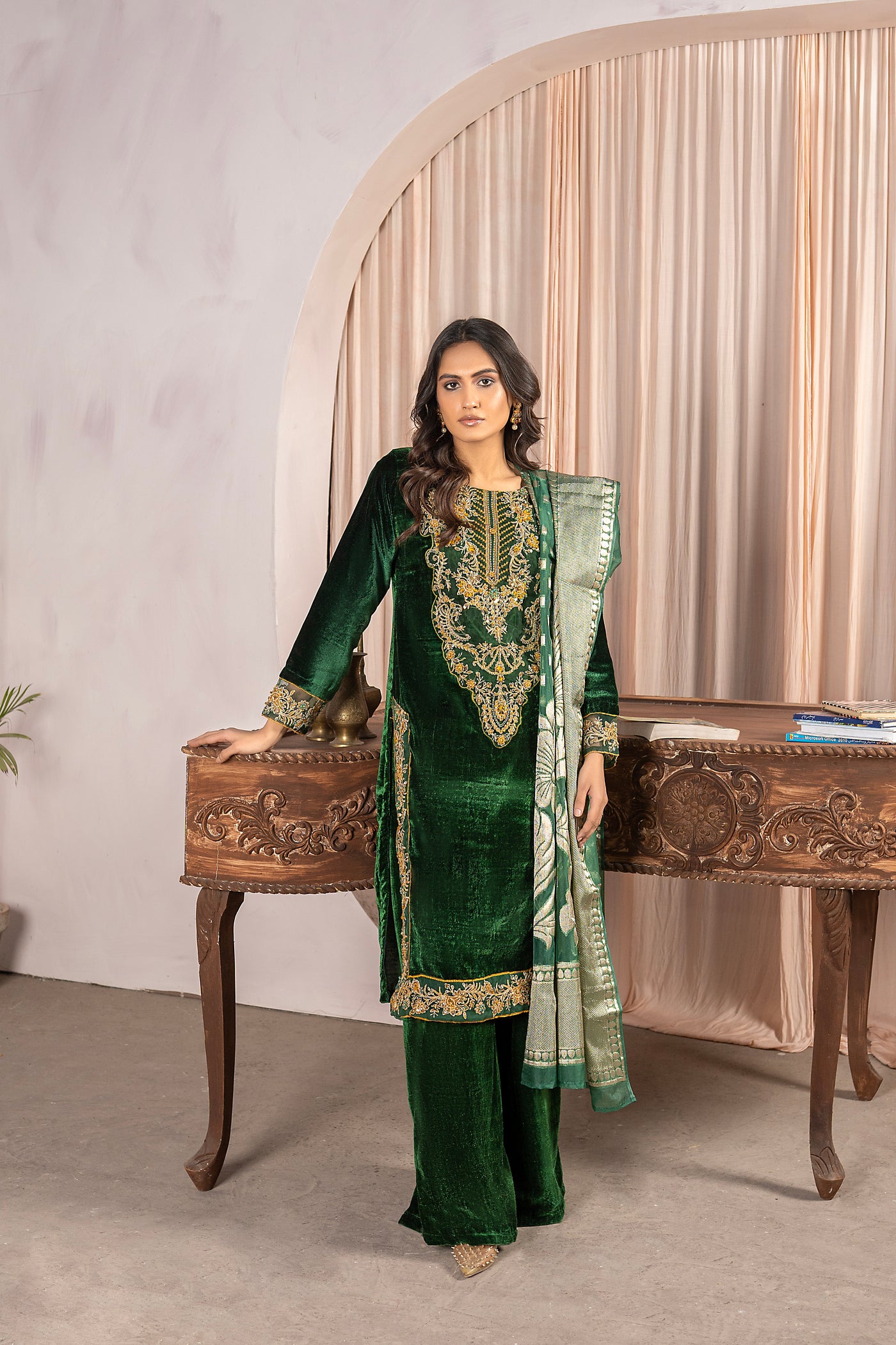 Rang-e-Narm embroidered |velvet Pret