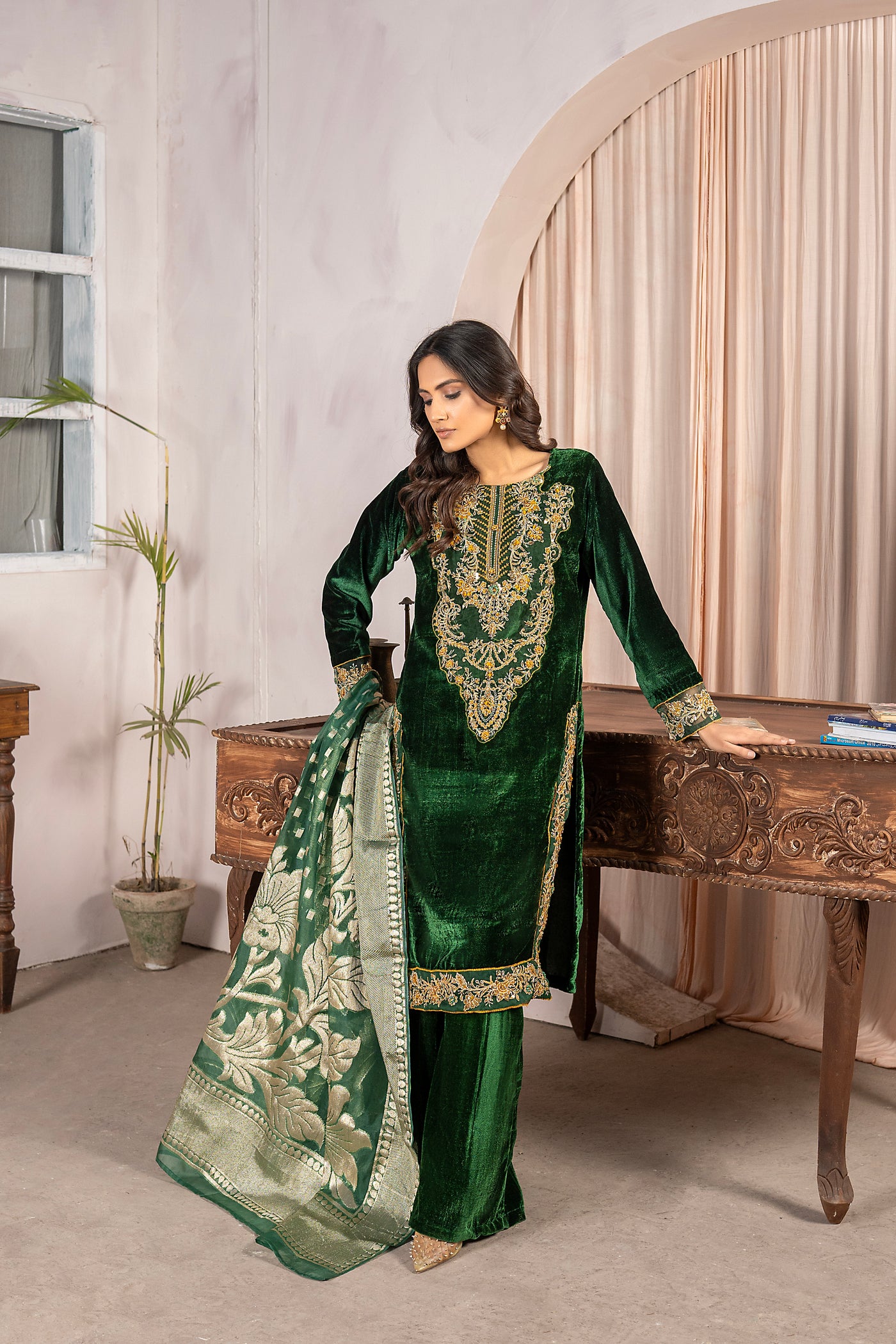 Rang-e-Narm embroidered |velvet Pret