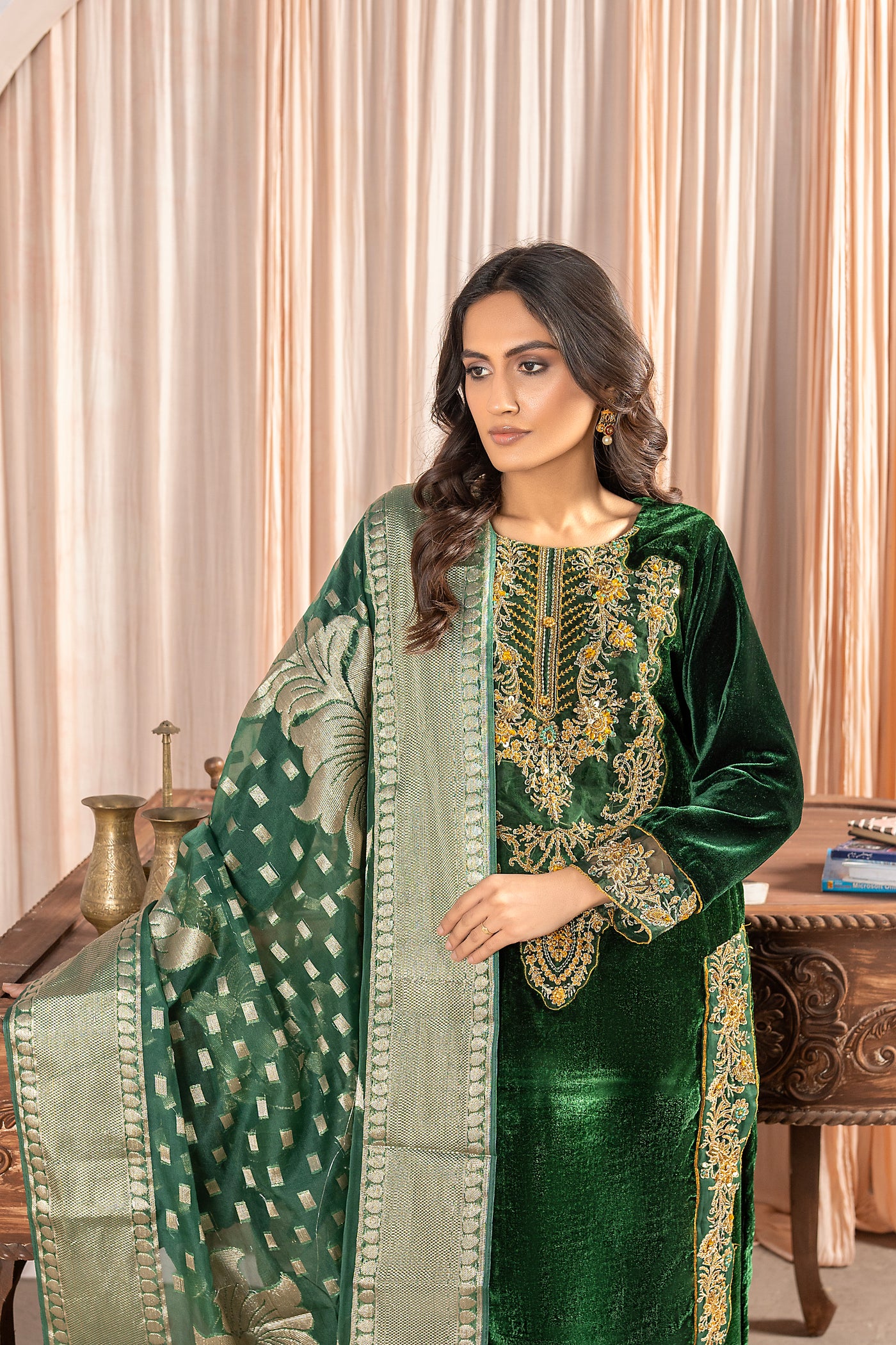 Rang-e-Narm embroidered |velvet Pret