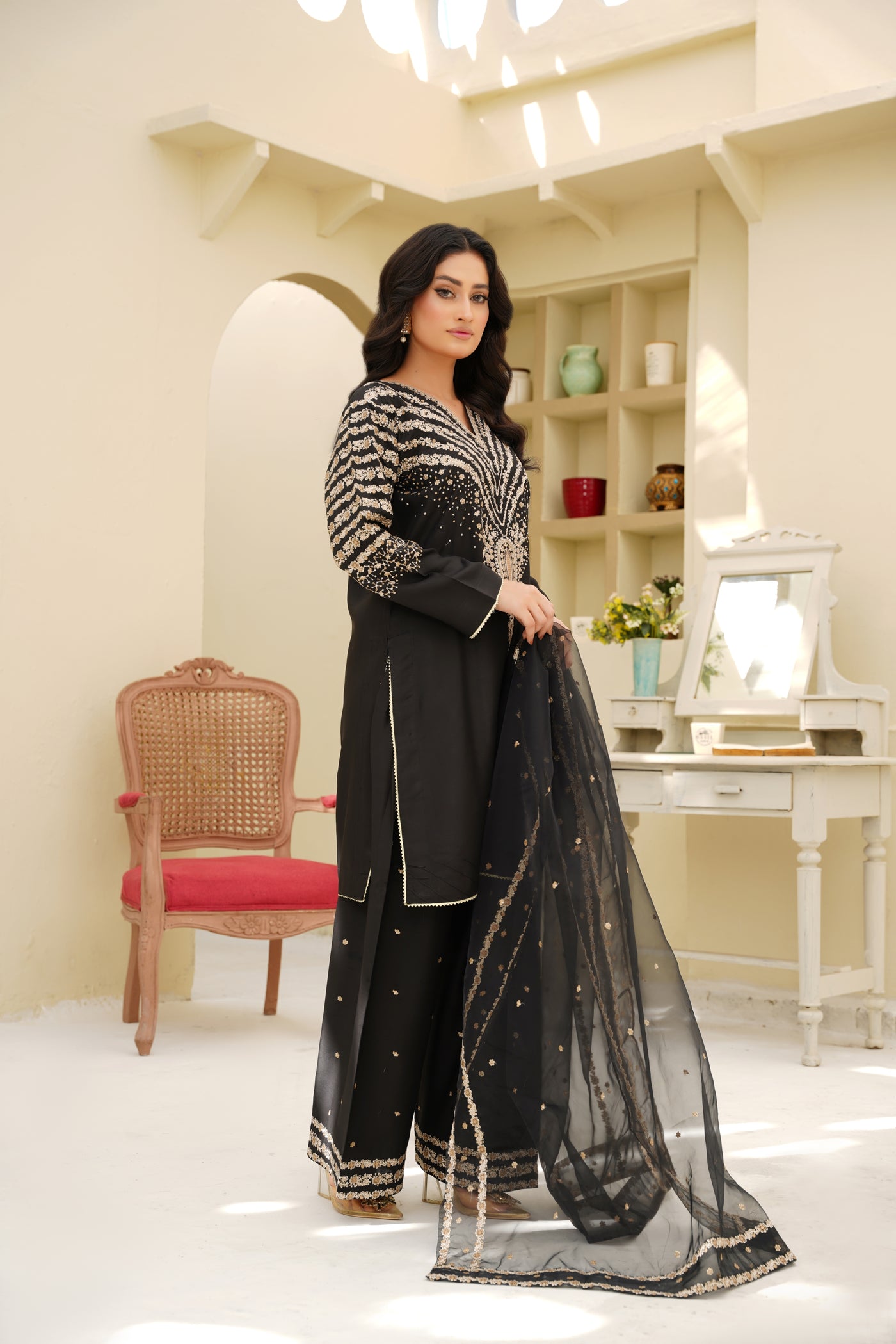 Zarmin – Black & Golden Dhanak Suit