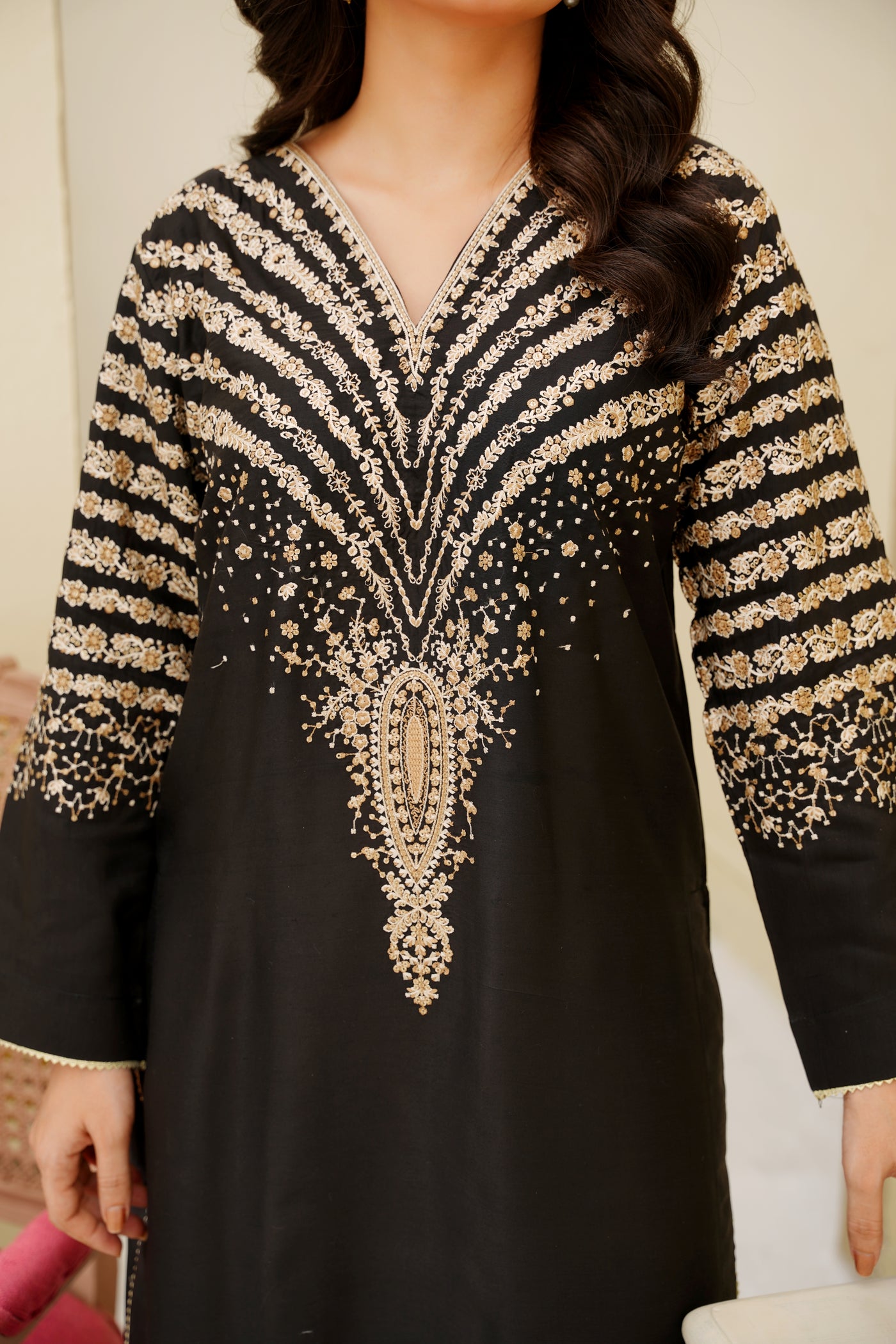 Zarmin – Black & Golden Dhanak Suit