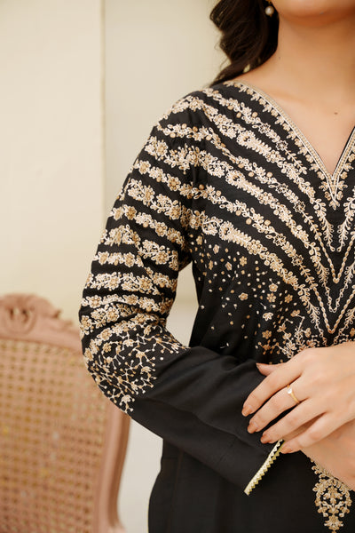 Zarmin – Black & Golden Dhanak Suit