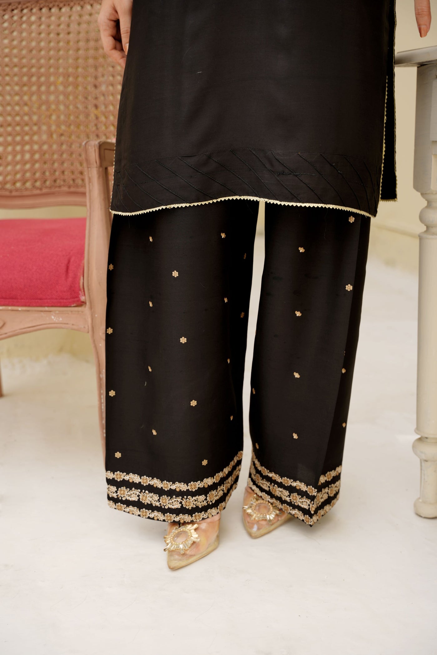 Zarmin – Black & Golden Dhanak Suit