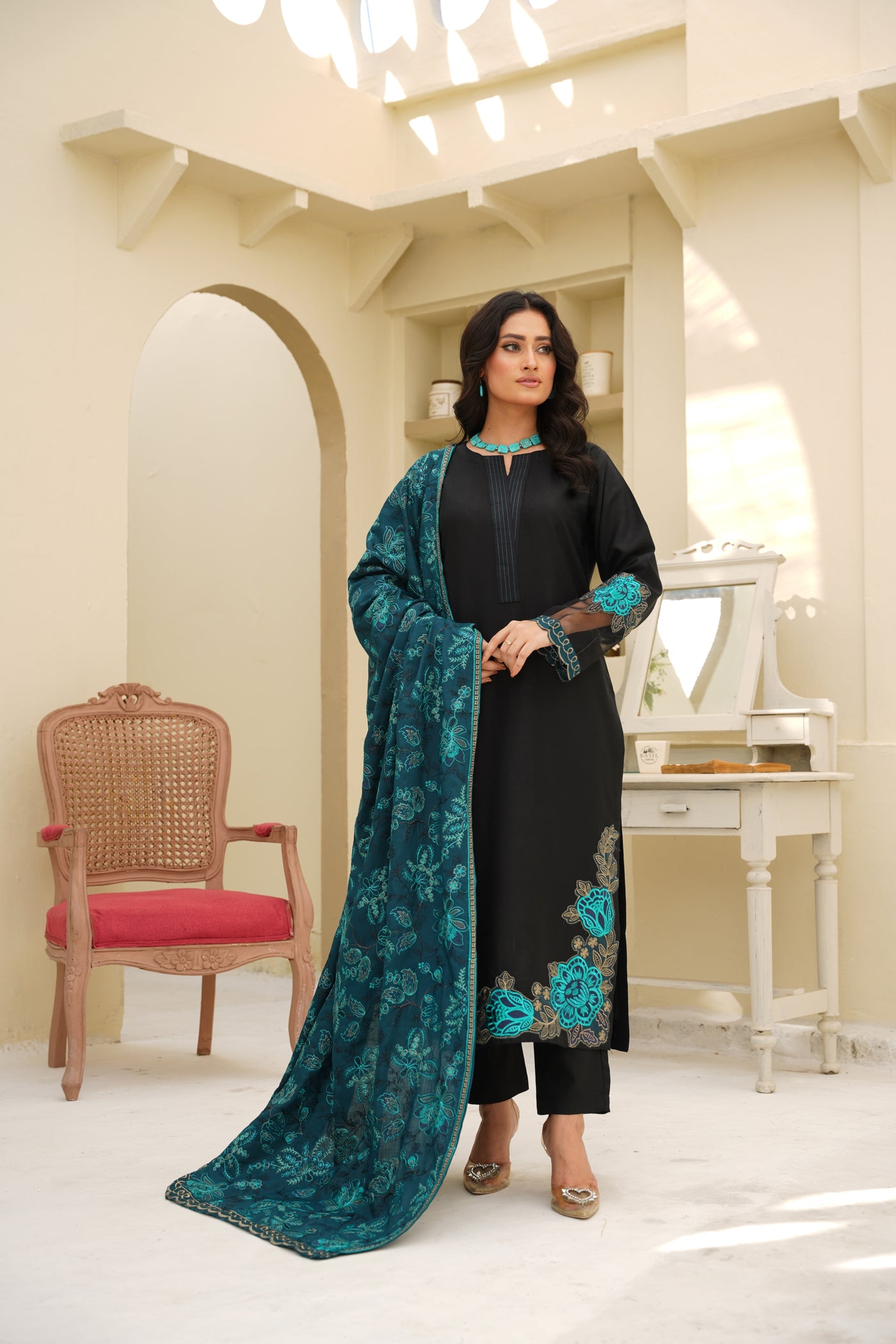 Noore – Black & Teal Blue Dhanak Suit