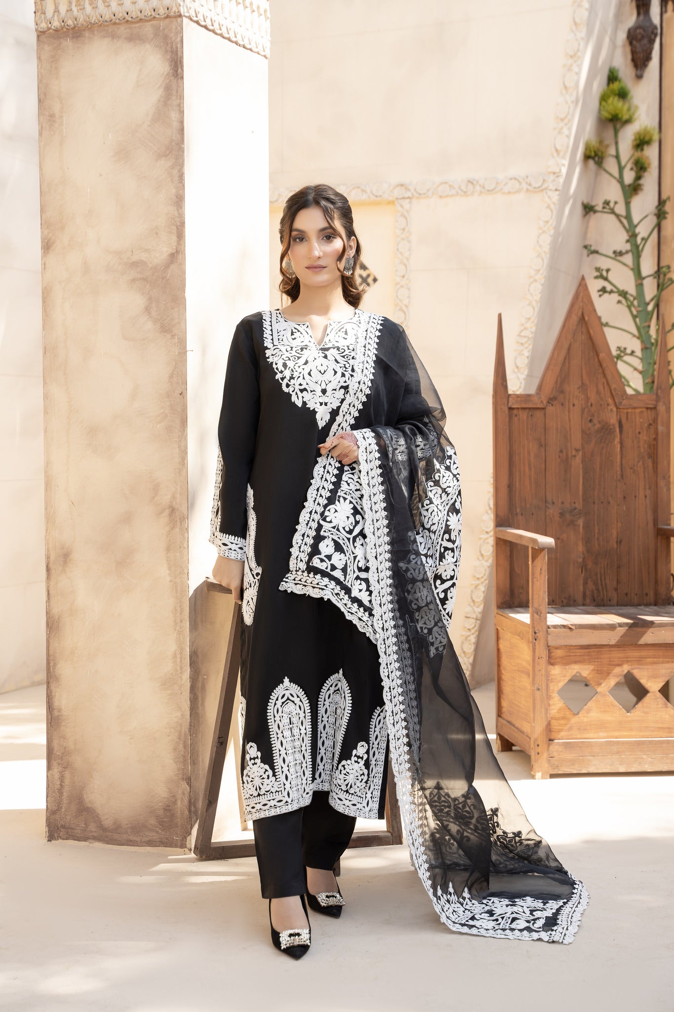 Pret 3pc ari embroidered suit