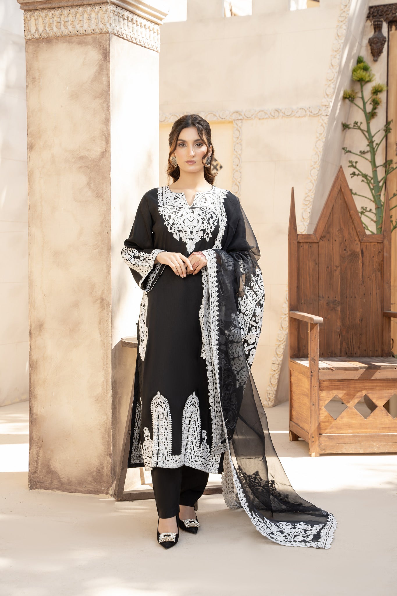 Pret 3pc ari embroidered suit