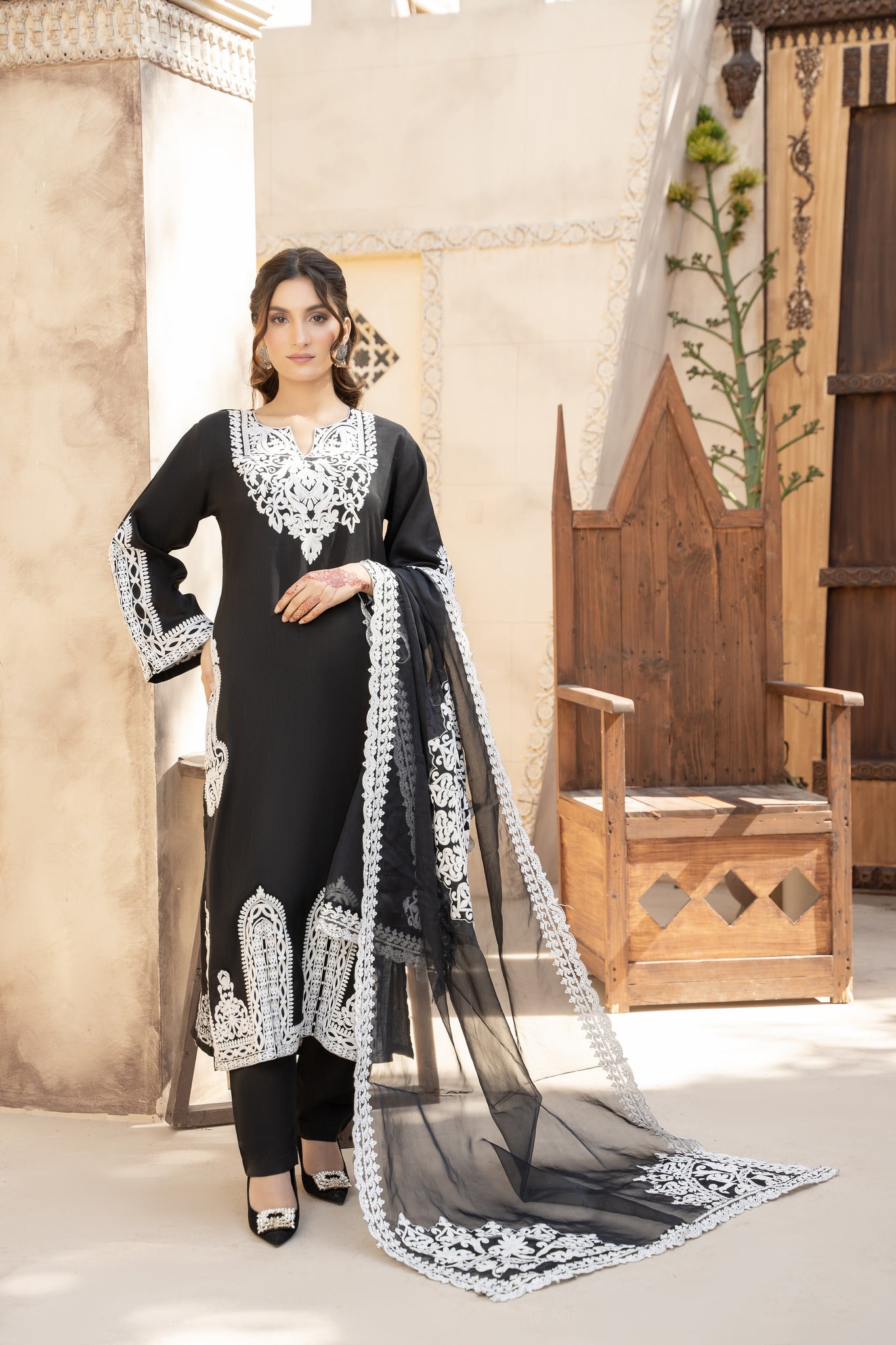 Pret 3pc ari embroidered suit